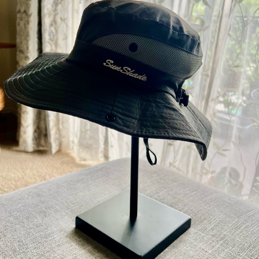 Woman’s ponytail sun shade hat in gray